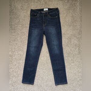 Women's Sz 6 Crown & Ivy Straight Leg Jeans